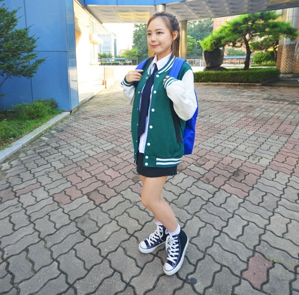 Đôi mắt to tròn cùng làn da trắng sáng không tì vết chính là điểm nhấn khó quên của Young Gi. Bên cạnh đó cô còn trở thành hình mẫu lý tưởng về nhan sắc trẻ đẹp tự nhiên của giới trẻ Hàn Quốc.