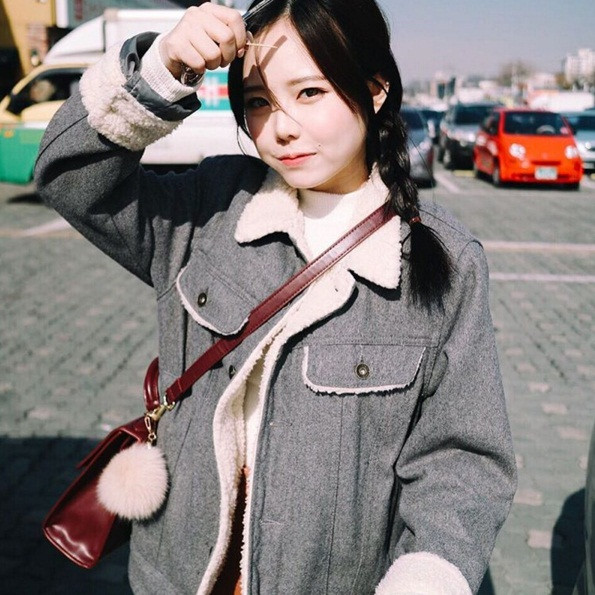 Nhãng đi một vài năm, nhiều người lại chợt nhớ tới hot girl sinh năm 1992 này và tá hỏa khi biết được rằng cô đã là mẹ của hai đứa con. Thế nhưng vẫn sở hữu khuôn mặt khá trẻ trung và năng động. Ngay lập tức dân mạng gọi cô với biệt danh bà mẹ mặt học sinh hay bà mẹ có khuôn mặt thiên thần.