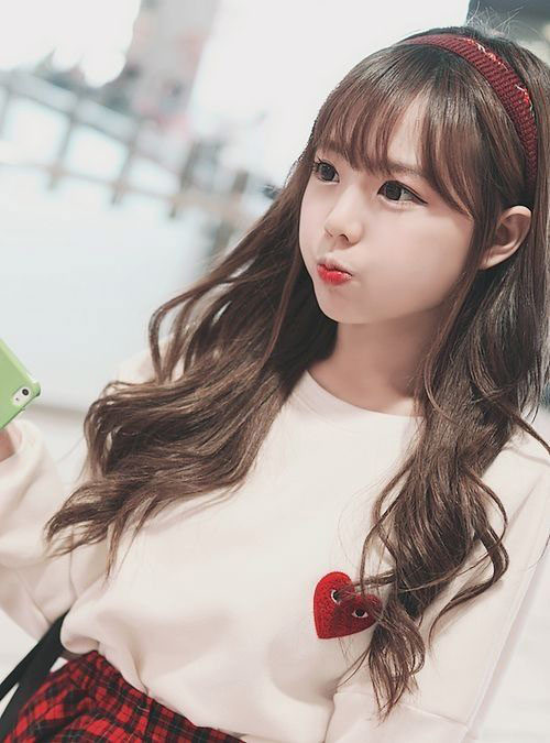Khi ngắm những hình ảnh của Hong Young Gi, nhiều người không nghĩ rằng cô đã là bà mẹ của hai đứa con và nhận xét rằng cô mang nét đẹp của những thiếu nữ mới học cấp hai và khuôn mặt búng ra sữa.