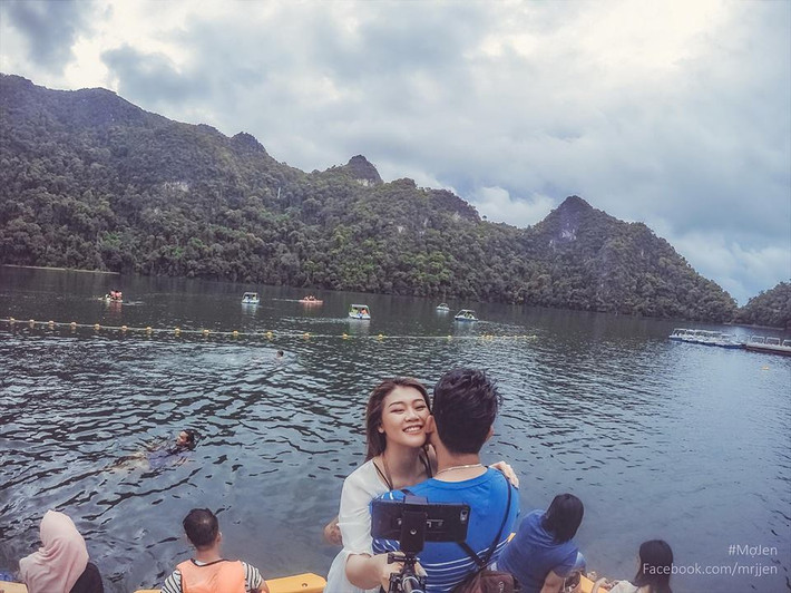 Chỉ với một chiếc smartphone và chiếc gậy selfie "thần thánh" cặp đôi hot Facebooker Sài thành đã mang đến cho cư dân mạng những khoảnh khắc đáng yêu nhất của mình.