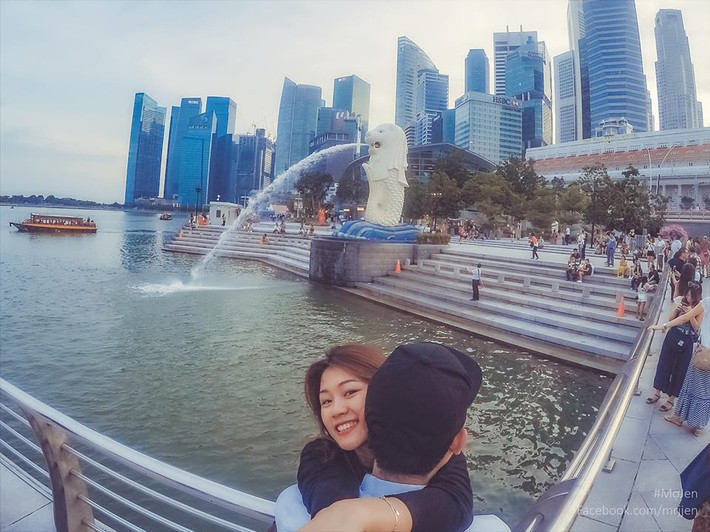 Chia sẻ trên trang cá nhân của mình, chàng nhiếp ảnh gia Nguyễn Nghĩa đã có những lời có cánh trong bộ ảnh của mình để gửi tới cô người yêu xinh đẹp có nụ cười sáng rằng: "Tìm một người hoàn hảo thì chắc là không có. Nhưng cơ bản trong mắt anh - Em hoàn hảo là được. Ít nhiều gì Em cũng hợp với anh...