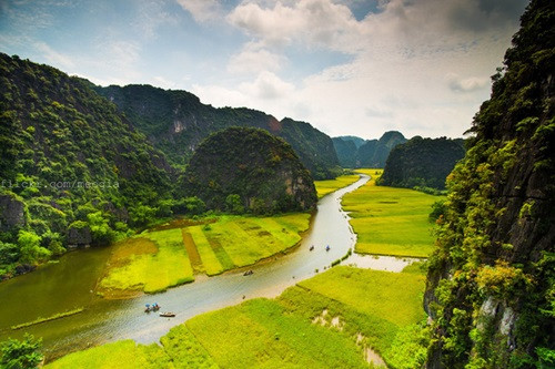 Được ví như Vịnh Hạ Long trên cạn, Ninh Bình với quần thể nhiều hang động và đình chùa luôn là điểm đến tuyệt vời của du lịch Việt Nam nói chung và miền Bắc nói riêng. Khoảng cách từ Hà Nội đi Ninh Bình chỉ khoảng 150km, lại có rất nhiều xe khách nhưng tốt nhất bạn nên chọn di chuyển bằng ô tô riêng hoặc xe máy bởi các điểm thăm quan ở đây không tập trung và không phải chỗ nào cũng có xe bus đi tới.