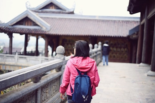 Ngoài ra bạn còn có thể chọn đi thuyền theo Tràng An, Tam Cốc, tới đầm Vân Long hay luồn lách khám phá từng hang động nơi đây, hay leo lên từng bậc thang của quần thể chùa Bái Đính để đến với điểm cao nhất ngắm toàn cảnh vùng nông thôn Ninh Bình.