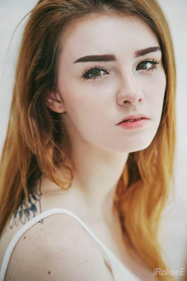 Tuy nhiên, nhiều người vẫn phát hiện ra những khuyết khuyết trên cơ thể Jessie Vard, đó là cô vẫn còn những vết đồi mồi và nối ruồi nổi lên trên làn da trắng ngần.
