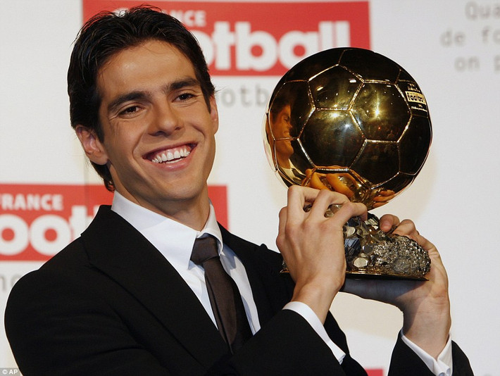 Trong hàng ngũ những cầu thủ từng giành Quả bóng vàng thế giới thi đấu cho Real Madrid còn có cái tên Kaka. Cầu thủ người Brazil gia nhập Bernabeu với số tiền kỉ lục nhưng đáng tiếc cầu thủ này lại không đóng góp được gì nhiều cho đội bóng thành Madrid. Ảnh: AP.