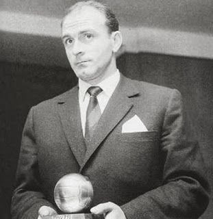 Mở đầu cho kỷ nguyên thành công của Real Madrid vào những năm 1950 - 1960 phải nhắc đến cái tên danh thủ Di Stefano. Huyền thoại này từng giành danh hiệu Quả bóng vàng thế giới khi còn khoác áo CLB Hoàng Gia Tây Ban Nha vào hai mùa giải đó là 1957 và 1959. Ảnh: Wikipedia.