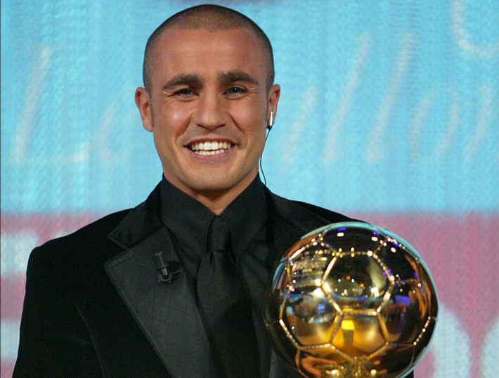 Fabio Canavaro là trung vệ lừng danh người Italia. Trong những năm tháng còn là cầu thủ của mình, anh đã từng cùng ĐT Italia lên ngôi vô địch tại World Cup 2006 và cũng năm đó anh trở thành chủ nhân của danh hiệu Quả bóng vàng thế giới. Ảnh: Francefootball.