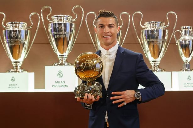 Với danh hiệu Quả bóng vàng năm 2016, Cristiano Ronaldo đã có lần thứ 4 đăng quang tại giải đấu này. Trong đó, năm 2008 cầu thủ người Bồ Đào Nha đăng quang cùng với MU và 3 lần còn lại là đăng quang với Real Madrid. Ảnh: Francefootball.