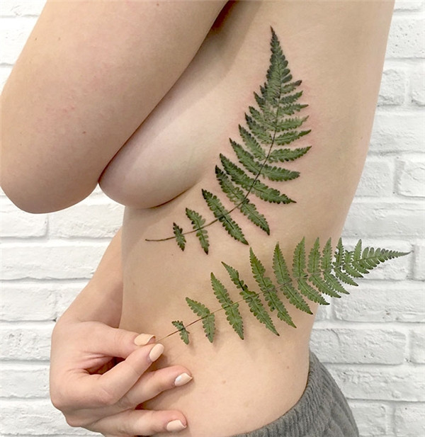 Nếu nhiều người không nhìn kỹ thì rất khó có thể nhận ra đâu là hình xăm và cỏ thật. Boredpanda.