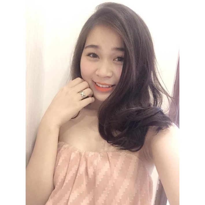 Nụ cười tỏa sáng của cô hot girl bún đậu mẹt trên phố Hai Bà Trưng - Hà Nội.