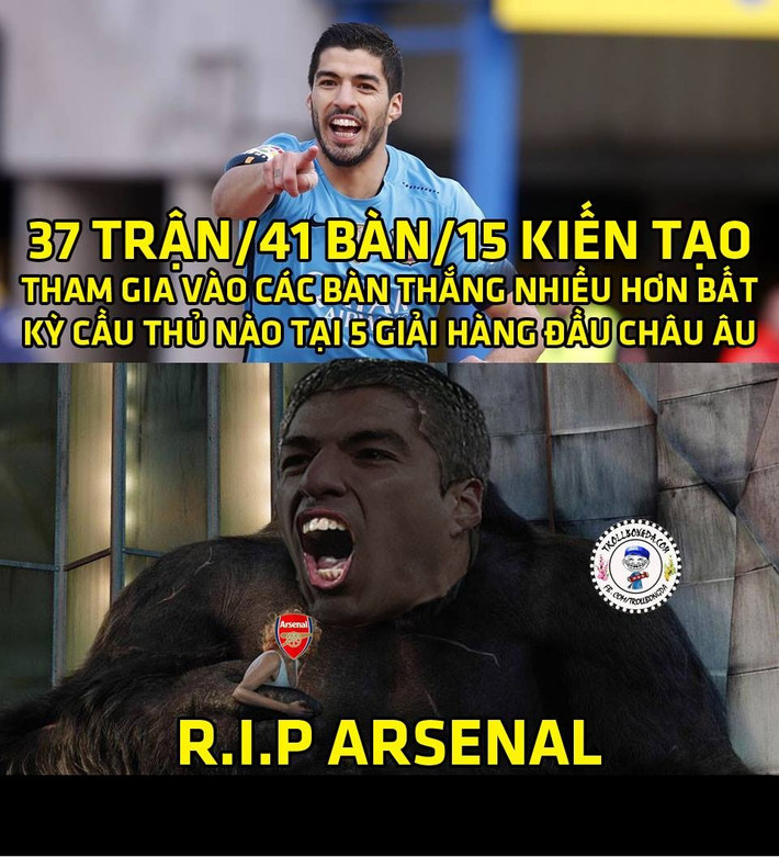 Nhưng ngay lập tức, Luis Suarez đã "khoe" chiến tích của mình để hù dọa Arsenal.