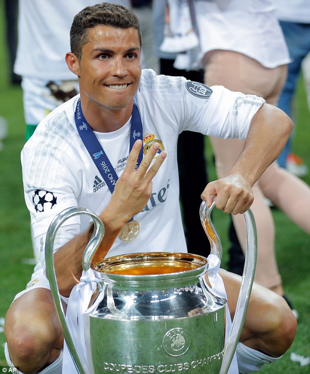 Mở đầu cho mùa giải 2015/2016 thành công của CR7 đó là danh hiệu vô địch UEFA Champions League. Anh cùng các đồng đội tại Real Madrid đã đánh bại đội bóng láng giềng cùng thành phố là Atletico Madrid để lần thứ 2 trong 3 năm nâng cao danh hiệu này. Ảnh: AP.