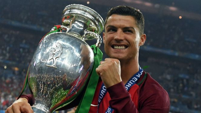 Sau bao năm mong ngóng mòn mỏi, cuối cùng CR7 đã thực hiện được ý nguyện tìm được một danh hiệu cùng với ĐTQG để đưa vào bảo tàng danh hiệu của mình tại quê nhà. Ảnh: Goal.com
