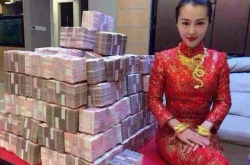 Vừa qua, cư dân mạng đang lan truyền những hình ảnh về một đám cưới siêu sang tại Phúc Kiến khi cô dâu Trung Quốc khoe của hồi môn khủng khiến nhiều người cảm thấy vô cùng ghen tị. Ảnh trong bài: Sina.