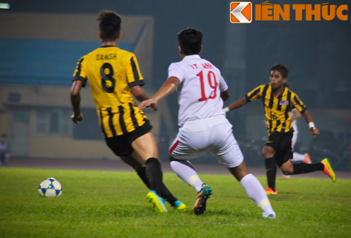 Chiều 19/9 trên SVĐ Hàng Đẫy, ĐT U19 Việt Nam đã ra sân thi đấu trận cuối cùng tại giải U19 ĐNA với đối thủ đến từ Malaysia. Đây là trận đấu quyết định tấm vé đi tiếp cũng như ngôi vị đầu bảng A của giải đấu này.