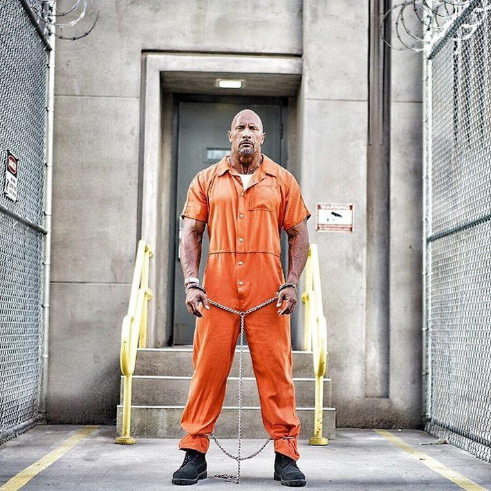 Hình ảnh The Rock - Dwayne Johnson xuất hiện trong diện mạo già dặn và phủi bụi hơn hẳn tạo hình ban đầu của anh kể từ phần phim Fast Five (2011).
