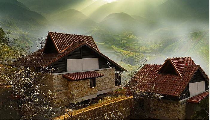Cũng chính vì lí do nằm trên đồi, nên khi đến đây bạn sẽ được chiêm ngưỡng vẻ đẹp Sapa từ trên cao rất nên thơ, lãng mạn.
