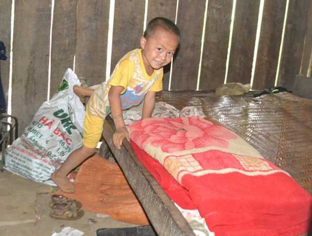 Những đứa con của ông Ve thích thú nghịch vòi nước, vì tình trạng khan hiếm nước đã trở thành vấn nạn ở vùng cao này.