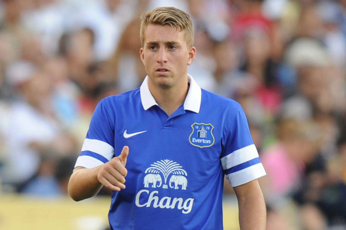 Gerard Deulofeu trưởng thành từ lò đào tạo nổi tiếng La Masia và anh đã có vài mùa tỏa sáng trong màu áo Barcelona B. Thế nhưng, tiền đạo sinh năm 1994 này lại không thể chen chân vào đội một Barcelona. Để rồi, Deulofeu phải lang bạc qua Premier League và thi đấu theo dạng cho mượn tại Everton ở mùa trước.