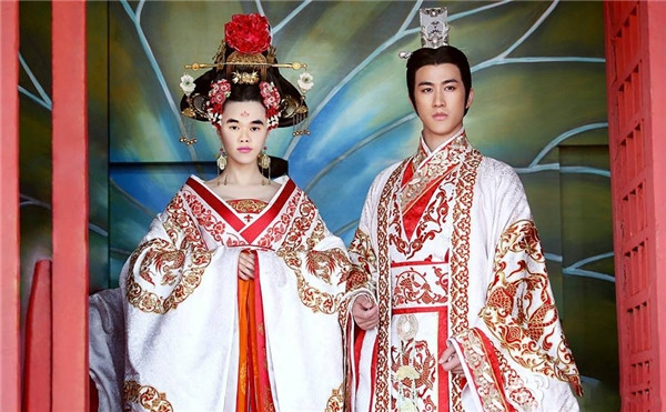 Thành viên này đã tự lấy ảnh khuôn mặt mình, cải biên qua một số chi tiết rồi ghép vào mặt những người nổi tiếng.