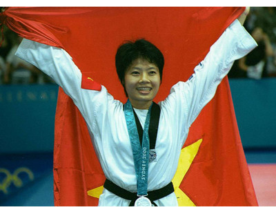 Trước khi có được tấm chiếc Huy chương Bạc tại Olympic Sydney, Australia năm 2000, Trần Hiếu Ngân đã đoạt được rất nhiều thành tích trong nước ở bộ môn Taekwondo.