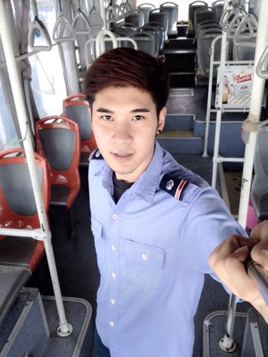 Dù làm phụ tá trên xe buýt nhưng nụ cười hiền và mái tóc rất thời thượng của chàng trai trẻ khiến anh nhìn trẻ trung, năng động và hấp dẫn hơn.