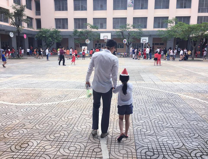 Công Vinh luôn là tâm điểm của mọi sự chú ý cả trên sân cỏ lẫn ngoài đời thường. Là một cầu thủ nổi tiếng nên mọi thứ xung quanh cầu thủ này, đặc biệt là cô con gái Bánh Gạo luôn được mọi người chú ý tới.