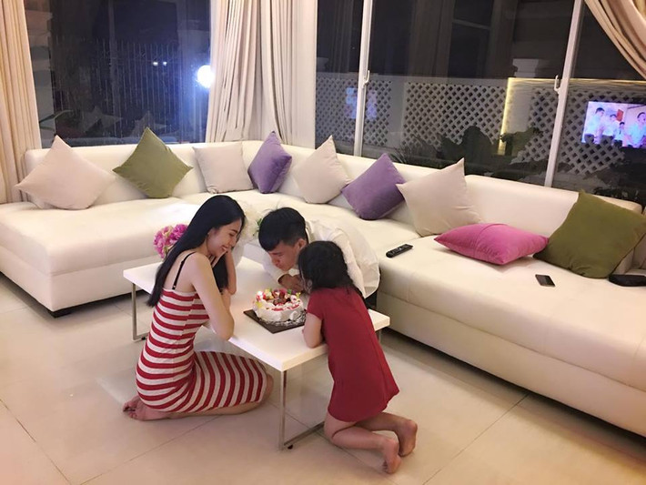 Như đã chia sẻ trước đó, sau khi nói lời từ giã sân cỏ, Công Vinh dành nhiều thời gian cho gia đình, cho cô vợ xinh đẹp Thủy Tiên và cho Bé Gạo. Đây là điều mà những năm tháng qua, chàng cầu thủ xuất sắc nhất lịch sử bóng đá Việt này chưa làm được.