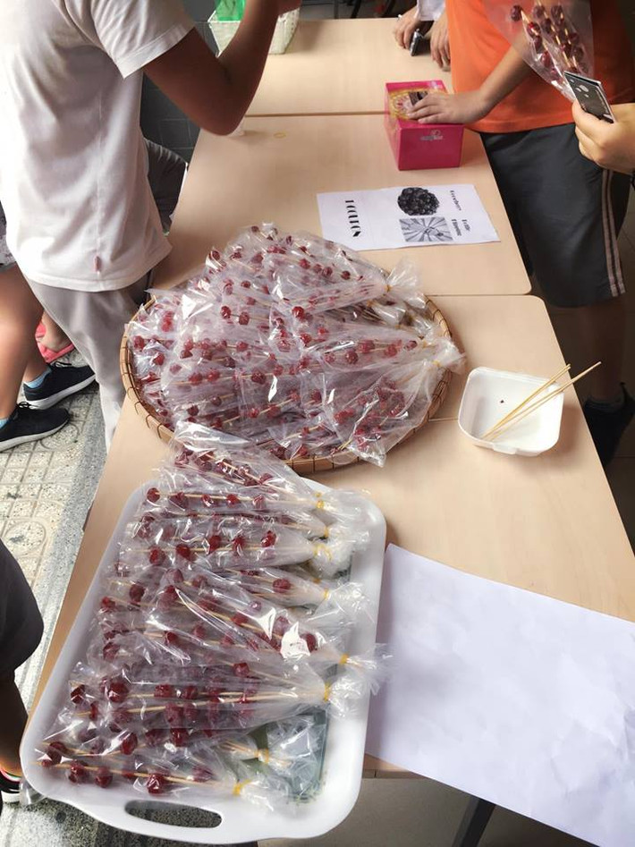 Ngoài bức ảnh dắt tay con tới trường, Công Vinh còn chia sẻ thêm những món đồ có trong buổi hội chợ từ thiện của trường Bé Gạo. Hình ảnh những quả chùm ruột xiên que cũng khiến Công Vinh nhớ về tuổi thơ khốn khó nơi xứ Nghệ.