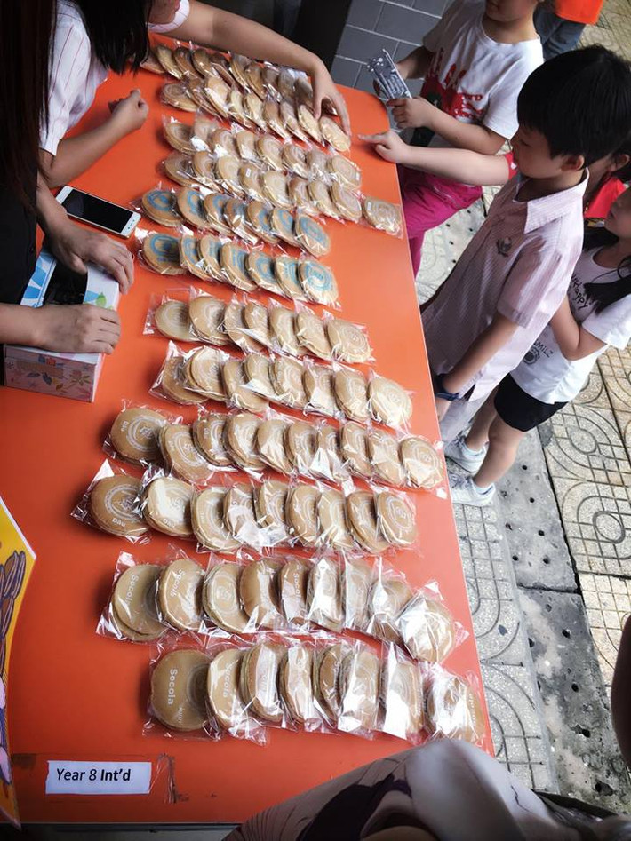 Cụ thể, cựu tiền đạo của ĐT Việt Nam chia sẻ trên trang cá nhân bức ảnh dắt tay con gái đến trường kèm theo dòng trạng thái: "Trường Gạo tổ chức hội chợ từ thiện các lớp tự làm tự bán, nhìn cây chùm ruột thấy trở về tuổi thơ quá đi."