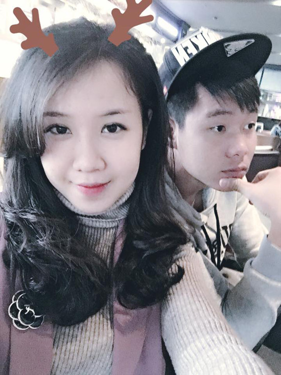 Tiền đạo Lê Thanh Bình của Thanh Hóa dành thời gian ở bên bạn gái Đỗ Diệu Trang.