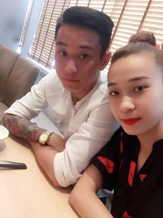 Thủ môn Nguyễn Hoài Anh của CLB Than Quảng Ninh đã đưa bạn gái Đinh Thục Trinh vào TP HCM để tận hưởng những ngày vui vẻ. "Yêu anh, tội đâu anh chịu", thủ thành 23 tuổi dí dỏm viết lời chú thích cho bức ảnh đăng tải trên trang cá nhân của mình.