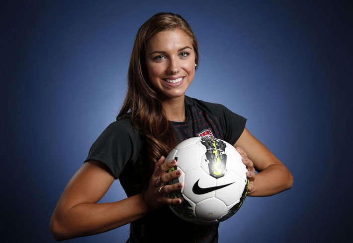 Không chỉ là một chân sút tài năng trên sân cỏ, Alex Morgan còn sở hữu một thân hình hoàn hảo và gương mặt đẹp không tì vết.