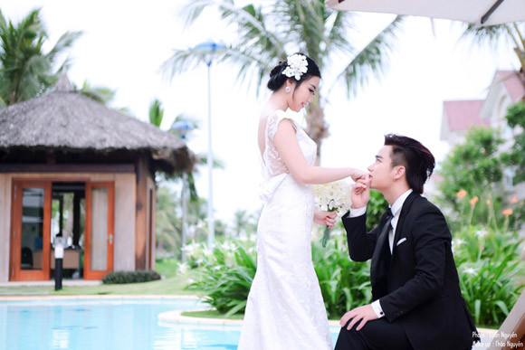 Trước đó, họ còn chụp bộ ảnh cưới ngọt ngào từng phút giây khiến nhiều người chắc như đinh đóng cột rằng họ sẽ là vợ chồng và hạnh phúc bền lâu.