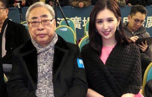 Ngạo Nhi thường xuyên bị bắt gặp xuất hiện cùng ông Lâm trong các sự kiện. Cả hai còn công khai có những cử chỉ thân mật dành cho nhau, bất chấp những ồn ào, thị phi quanh mối tình "ông cháu".