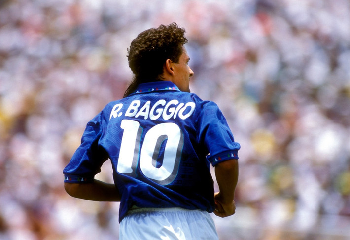 Roberto Baggio là một trong những tài năng xuất sắc nhất lịch sử bóng đá Italia. Ông chính là người truyền cảm hứng giúp đội tuyển Italia đến với trận chung kết World Cup 1994. Nhưng có lẽ đến giờ nhiều người vẫn còn nhớ đến hình ảnh 'đuôi ngựa thần thánh' bỏ lỡ quả 11m gián tiếp giúp Brazil vô địch năm đó.