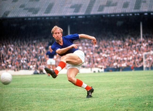 Sir Bobby Charlton là một trong số ít cầu thủ Anh có thể chạm đến danh hiệu Quả bóng vàng và World Cup. Charlton còn được biết đến như là một ngôi sao mẫu mực thi đấu với niềm đam mê và sự cống hiến hết mình. Có lẽ ông là cầu thủ bóng đá Anh thành công nhất mọi thời đại.