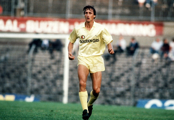 Johan Cruyff là người tự điền tên mình vào lịch sử bóng đá thế giới với triết lý bóng đá tấn công tổng lực. Cố tuyển thủ người Hà Lan này đã giành được Quả bóng vàng vào các năm 1971, 1973 và 1974. Là một người luôn hướng đến bóng đá đẹp, Johan Cruyff sẽ mãi bất tử trong lòng những người hâm mộ môn thể thao vua.