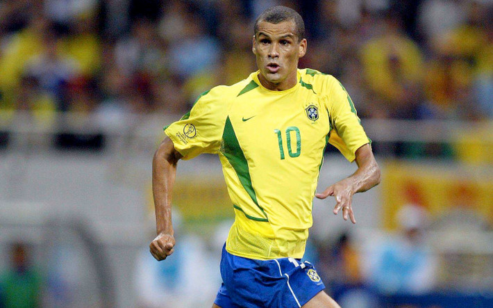 Rivaldo được xem là một ảo thuật gia trong bóng đá. Huyền thoại người Brazil được biết đến như là một cầu thủ mạnh mẽ, khéo léo và đầy sáng tạo. Khả năng rê bóng, giữ thăng bằng, kiểm soát bóng trong phạm vi hẹp đều là những điểm mạnh của Rivaldo.