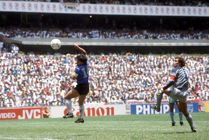 Diego Maradona luôn được biết đến như là số 10 xuất sắc nhất mọi thời đại. Huyền thoại người Argentina là cầu thủ duy nhất lập hai kỷ lục chuyển nhượng trong sự nghiệp thi đấu chuyên nghiệp của mình. Ảnh: Goal.com.uk