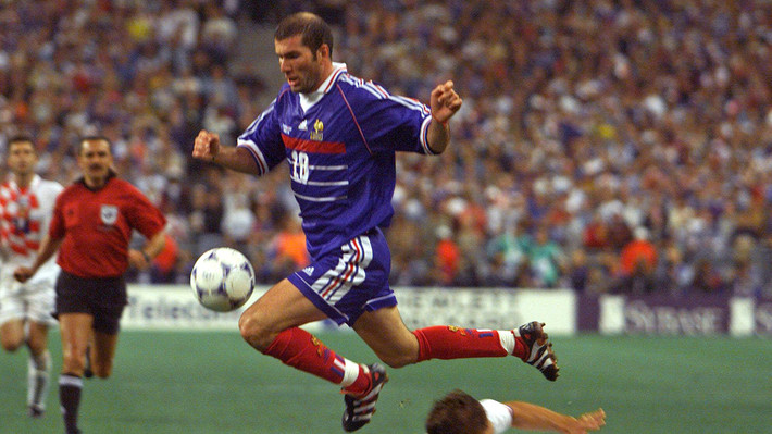 Zinedine Zidane luôn được xem là một trong những tài năng bóng đá xuất sắc trong lịch sử. Nổi tiếng với khả năng điều khiển trái bóng, nhãn quan chiến thuật. Huyền thoại người Pháp góp công lớn giúp đội tuyển nước nhà vô địch World Cup năm 1998 trên sân nhà. Ở cấp CLB, tiền vệ công này đưa Real Madrid vô địch UEFA Champions League năm 2002. Về cá nhân, Zidane đoạt danh hiệu Quả bóng vàng năm 1998 và vô số các thành tích khác.