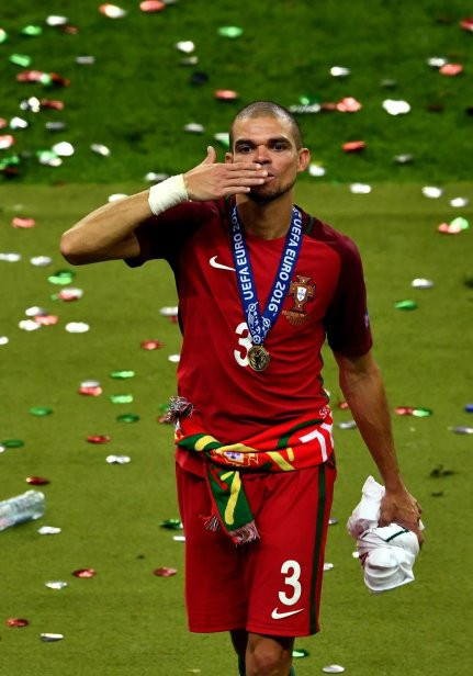 Cũng giống như Cris Ronaldo, Pepe cũng có một mùa giải thành công khi cùng Real Madrid giành chiếc cúp C1 châu Âu và thêm vào đó là danh hiệu vô địch Euro 2016 cùng ĐTQG Bồ Đào Nha. Điều này giúp trung vệ lão tướng có mặt trong danh sách các cầu thủ hay nhất năm 2016.