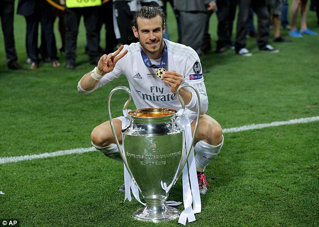 Không những thành công tại Real Madrid, Gareth Bale có lần ra mắt đấu trường Euro hết sức thành công với ĐTQG Xứ Wales. Ngay lần đầu tham dự, anh đã cùng ĐTQG nước mình lọt vào tới vòng tứ kết của giải đấu danh giá 4 năm mới tổ chức 1 lần này. Ảnh: AP.