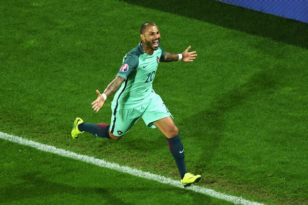 Trong danh sách top 10 cầu thủ hay nhất năm 2016, Ricardo Quaresma chính là cái tên mang đến nhiều bất ngờ nhất và anh được nhiều người đánh giá là nhân tố đánh bật siêu sao người Argentina - Lionel Messi ra khỏi cuộc đua. Dù đã luống tuổi nhưng tiền vệ người Bồ Đào Nha đã có màn trở lại đầy ngoạn mục trong màu áo của ĐTQG và là nhân tố không thể thiếu trong chức vô địch Euro 2016 vừa qua.