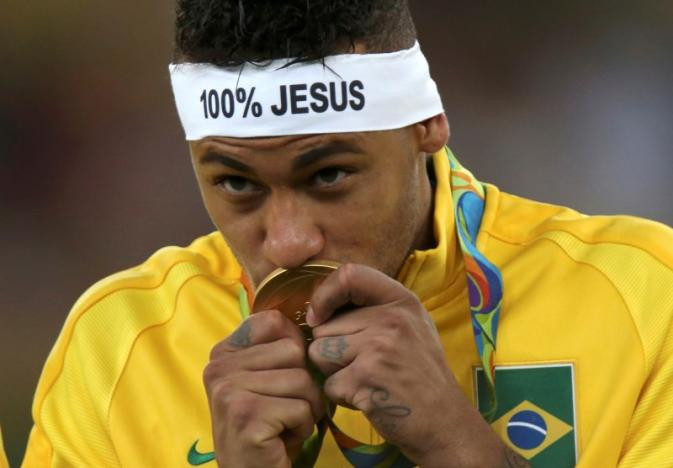 Cũng giống Luis Suarez, Neymar cũng có một năm đáng nhớ của mình khi cùng ĐT Olympic Brazil giành chức vô địch tại lần thế vận hội được tổ chức trên sân nhà. Chính chức vô địch này đã giúp cầu thủ xứ sở Samba lọt vào top những cầu thủ hay nhất thế giới năm 2016.