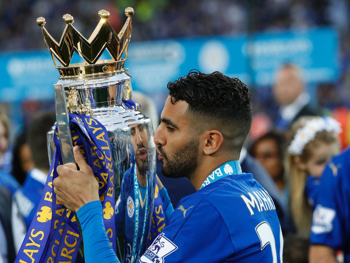 Mùa giải 2015/2016, Riyad Mahrez đã cùng Leicester City tạo nên điều bất ngờ tại giải Ngoại hạng Anh khi vượt mặt tất cả các ông lớn ở giải đấu này để đăng quang chức vô địch một cách thần kỳ. Chính cầu thủ người Algeria này là nhân tố đưa "bầy cáo" lên tầm cao mới.