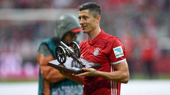 Robert Lewandowski cùng với Bayern Munich giành chức vô địch Bundesliga 2015/2016, cầu thủ người Ba Lan là một trong những trọng pháo giúp Hùm xám xứ Bavaria bảo vệ được danh hiệu này.