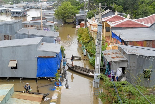 Nhà sàn mùa nước nổi của người Kinh tại Đa Phước, An Phú, An Giang.