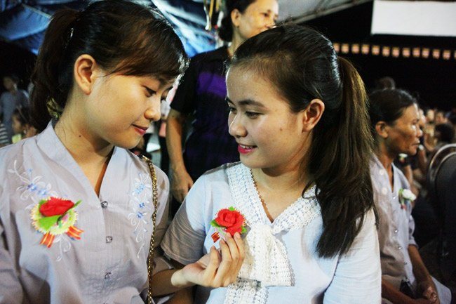 Những ai còn cha, còn mẹ sẽ được cài lên ngực áo bông hồng màu đỏ. Đây có lẽ là những ngời hạnh phúc nhất.