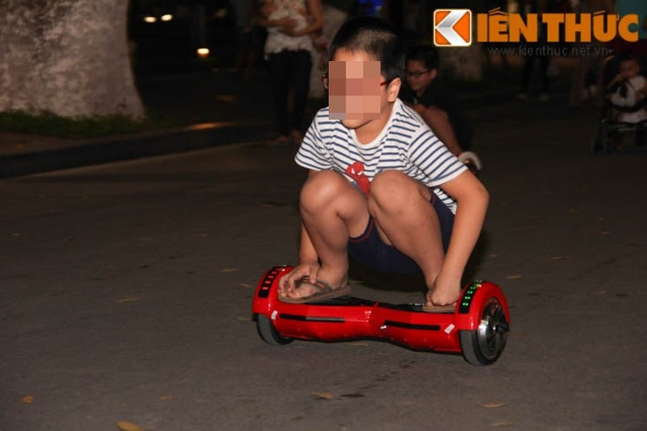 Nhưng nhiều bạn trẻ đến phố đi bộ không chỉ dùng xe điện cân bằng để trượt mà còn lượn lách và biểu diễn “xiếc” gây nguy hiểm cho người xung quanh.